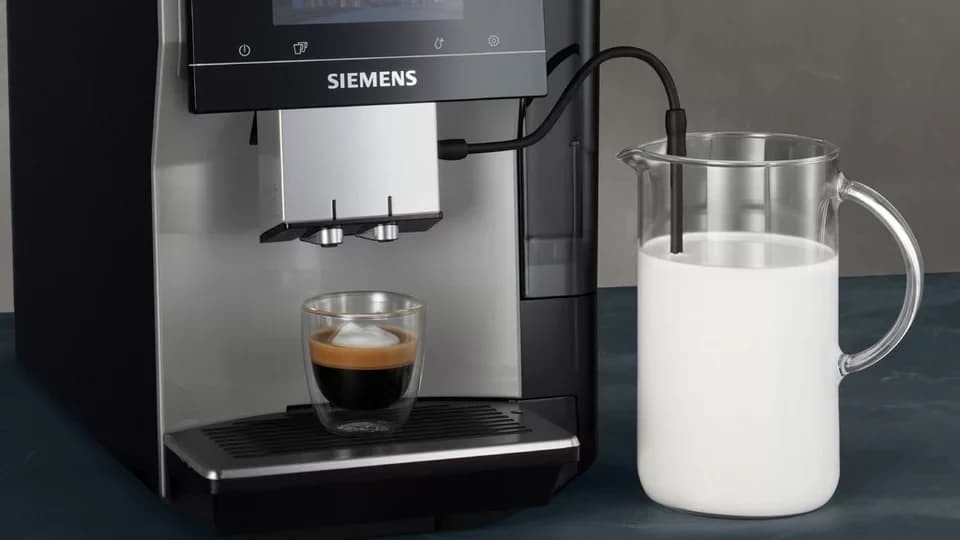 SIEMENS Kaffeevollautomat EQ700 classic TP715D47, Cold Brew, intuitives 5" TFT-Display, App, iaromaSelect, 10 Favoriten, autom. Dampfreinigung,silber metallic - Thumbnail 2