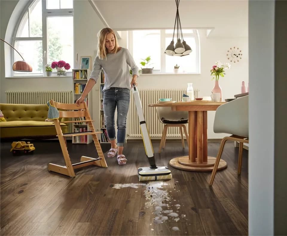 KÄRCHER Hartbodenreiniger FC 7 CORDLESS, kabelloser Bodenreiniger mit 4 rotierenden Mikrofaserwalzen - Thumbnail 2