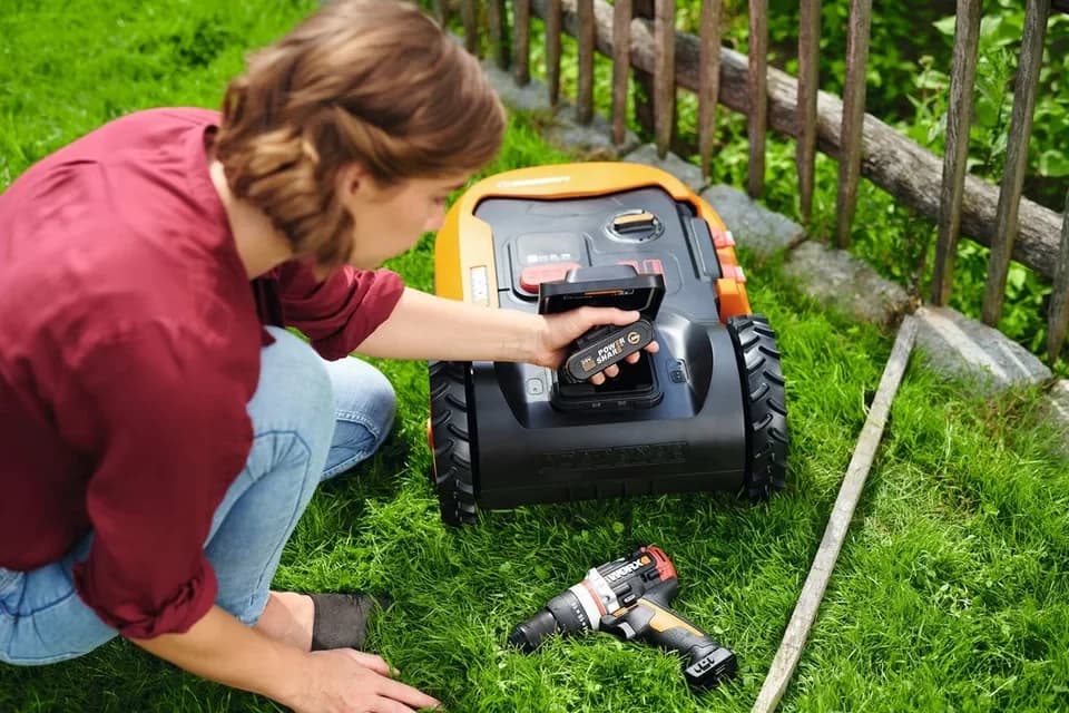 Worx Rasenmähroboter Landroid L2000, bis 2000 m² Rasenfläche, (Set), 2000m², 20V/5Ah, 22cm/30-60mm, WiFi/Bluetooth, Cut to edge, PowerShare - Thumbnail 2
