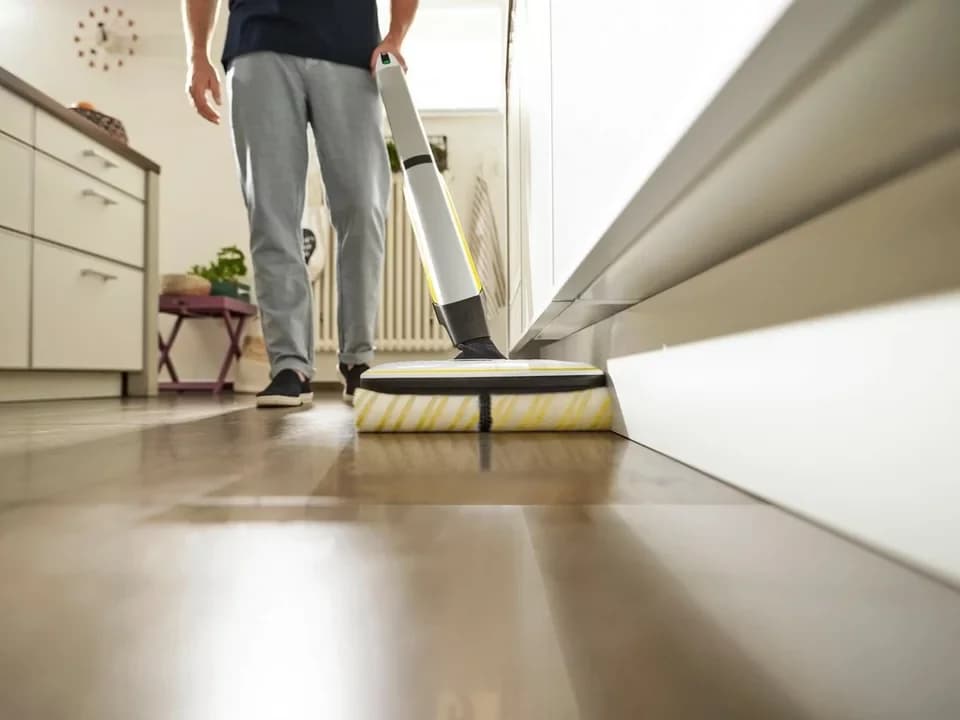 KÄRCHER Hartbodenreiniger FC 7 CORDLESS, kabelloser Bodenreiniger mit 4 rotierenden Mikrofaserwalzen - Thumbnail 3